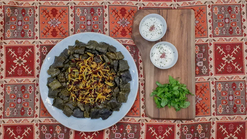 دلمه برگ مو تبریزی با ماست