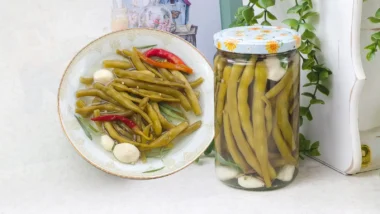 طرز تهیه ترشی لوبیا سبز ترد و خوشمزه؛ ۷ نکته برای خوشرنگ و جاافتاده شدن ترشی 4 ترشی لوبیا سبز ساده