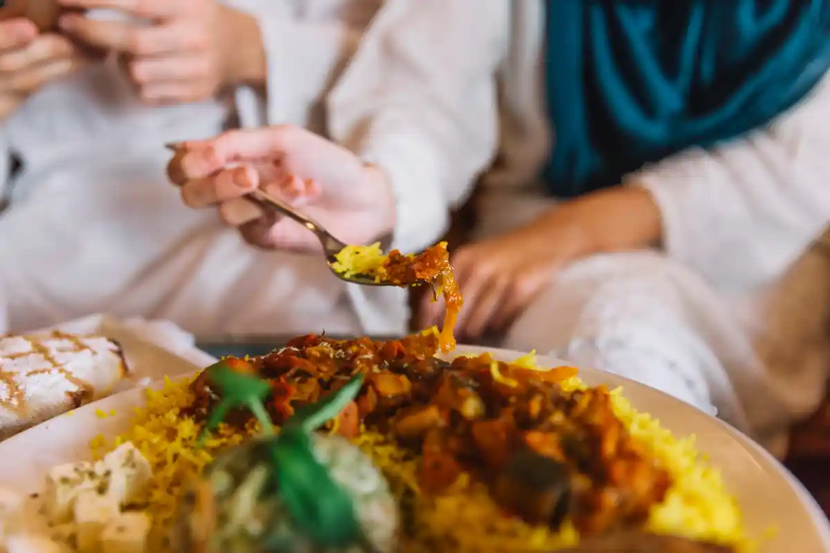 بهترین غذا برای سحری در ماه رمضان؛ 10 انتخاب علمی و مغذی 1 تصویر دست یک خانم درحال برداشتن غذای برنجی با قاشق - بهترین غذا برای سحری