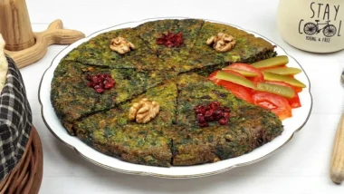 طرز تهیه کوکو سبزی مجلسی با سبزی تازه