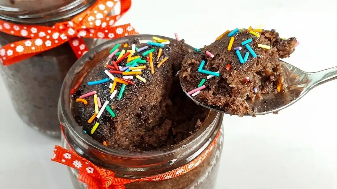 کاپ کیک شیشه ای بدون فر؛ کیک شکلاتی خیس یکنفره در شیشه مربا