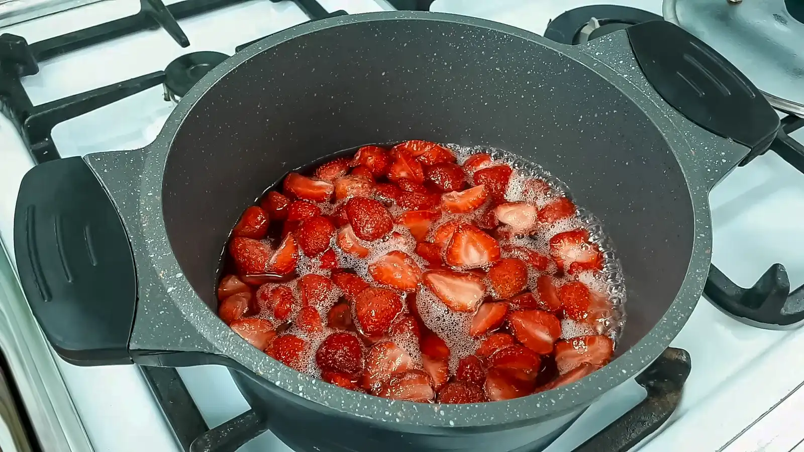 پخت مربای توت فرنگی